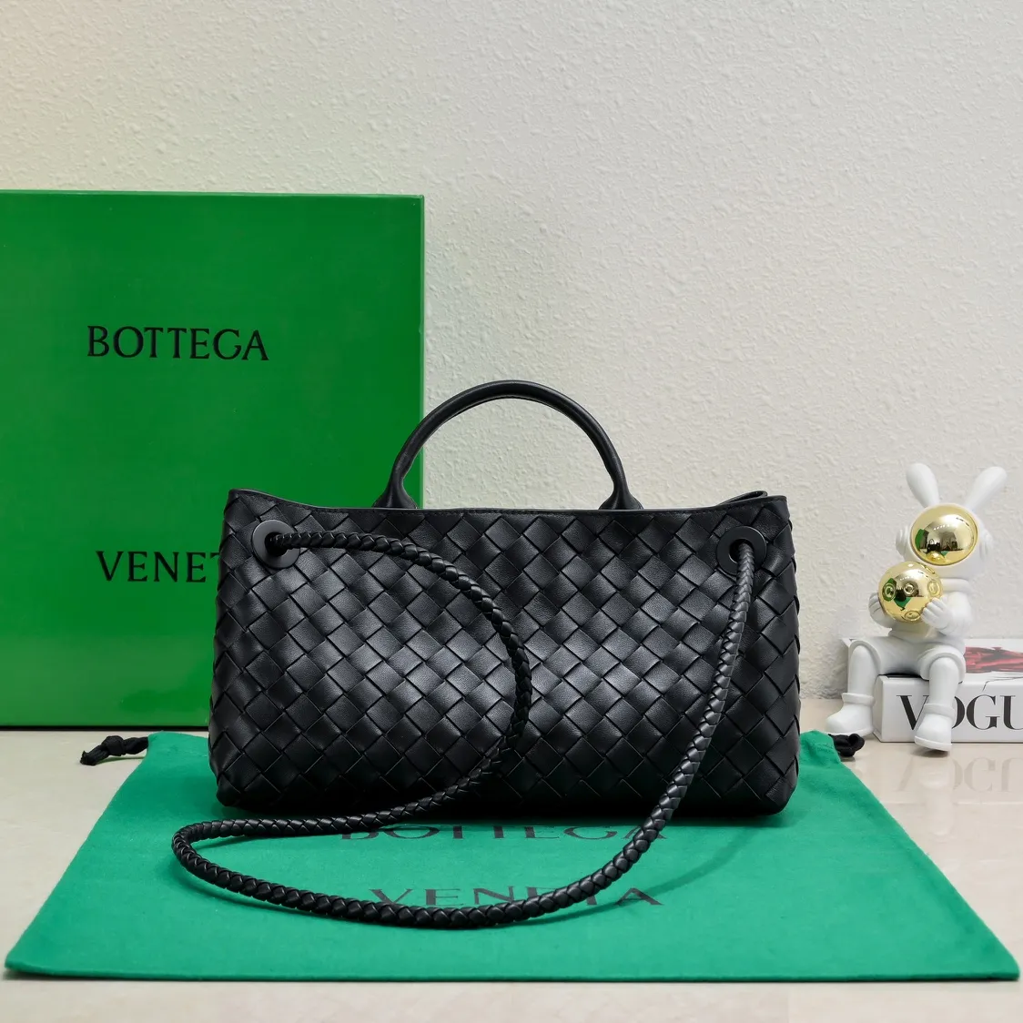 Batch 1960 #Bottega Veneta new horizontal Andiamo handbag, many stars have the same style 🎈 Classic full-body leather weaving with golden rope buckle, stable and chic enough [proud] The whole body is made of Nappa sheep leather, comfortable, soft and dynamic. The sliding metal rope buckle can adjust the shoulder strap, single shoulder / handbag / crossbody, multiple carrying methods, large bag capacity, suitable for commuting / daily / travel This bag is divided into small/medium/large sizes. There is always one that suits you, so take me with you🎀🎀 Size: 29x18x10 Model: 6463#